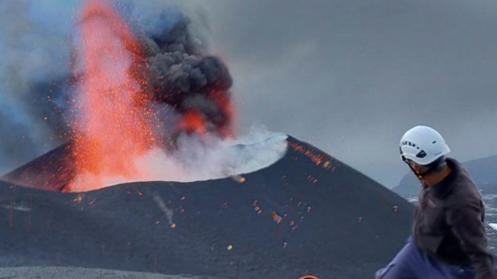 Geólogos registram bombas de lava no vulcão em La Palma