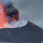 Geólogos registram bombas de lava no vulcão em La Palma