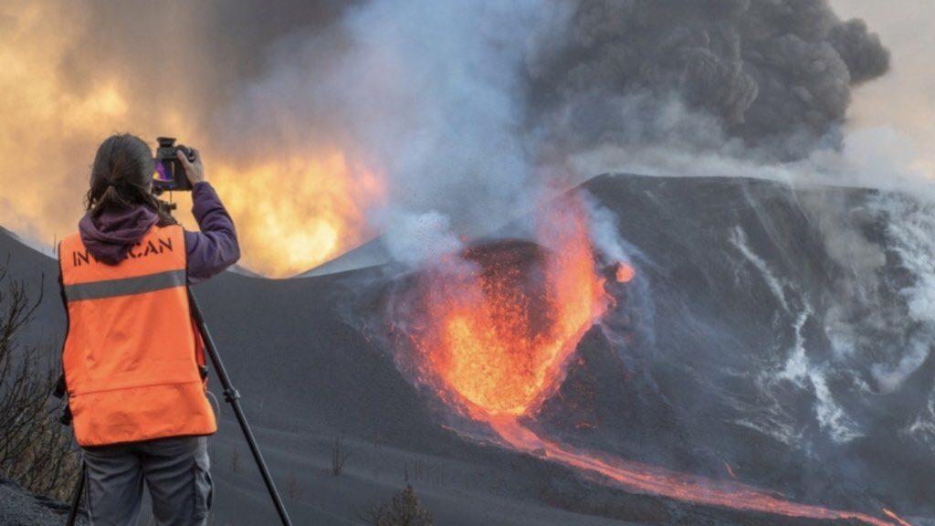 Terremotos, novos rios de lava e gases tóxicos na erupção do vulcão em La Palma