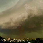 Vendavais de até 109 km/h trazem estragos na formação do ciclone