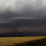 Frente fria avança com fortes tempestades na Argentina