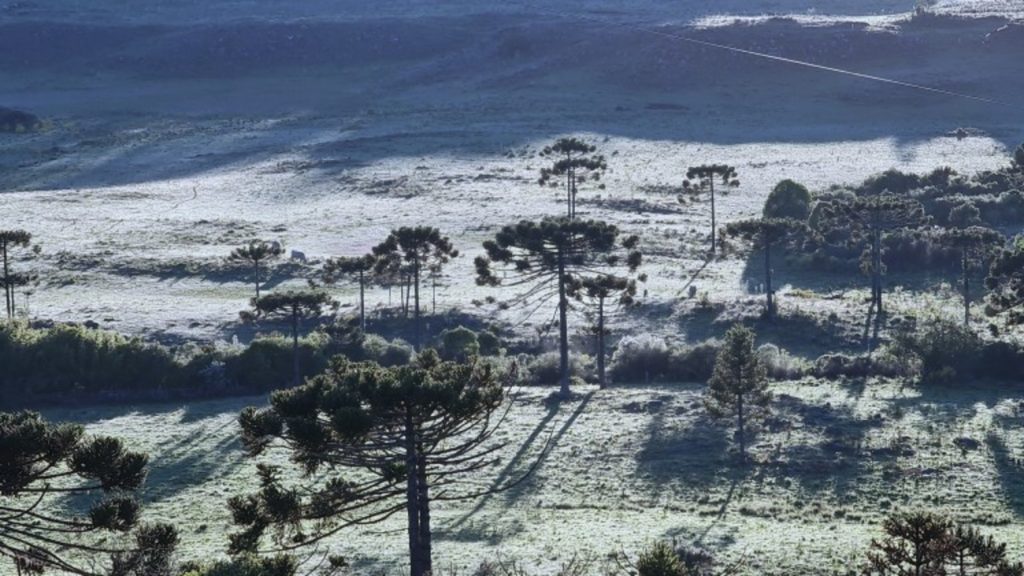 Frio intenso e paisagem coberta de gelo a dez dias do começo do verão climático