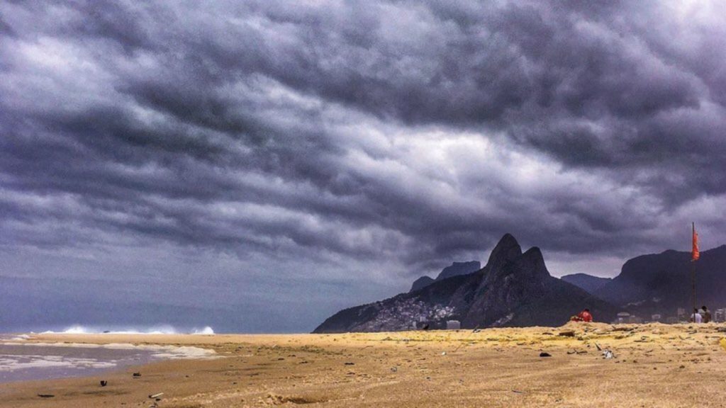Muita chuva no litoral de Santa Catarina até o Rio de Janeiro