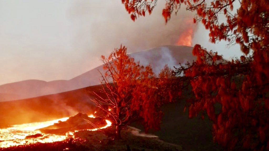 Erupção do vulcão em La Palma surpreende com cabelos de Pelé