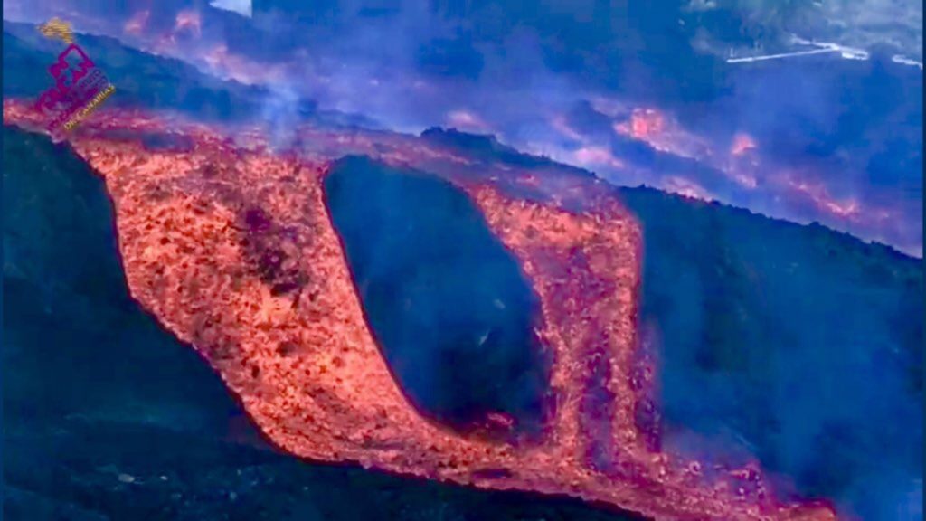 Novo rio de lava do vulcão chega ao Atlântico e gera alerta de gases tóxicos