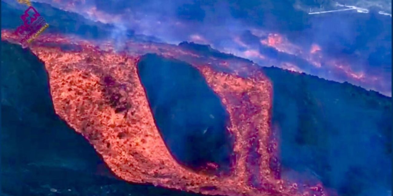 <span class="entry-title-primary">Novo rio de lava do vulcão chega ao Atlântico e gera alerta de gases tóxicos</span> <h2 class="entry-subtitle">Magma do vulcão de La Palma ao encontrar o mar gera nuvens de gases tóxicos que obrigou confinamento de moradores</h2>
