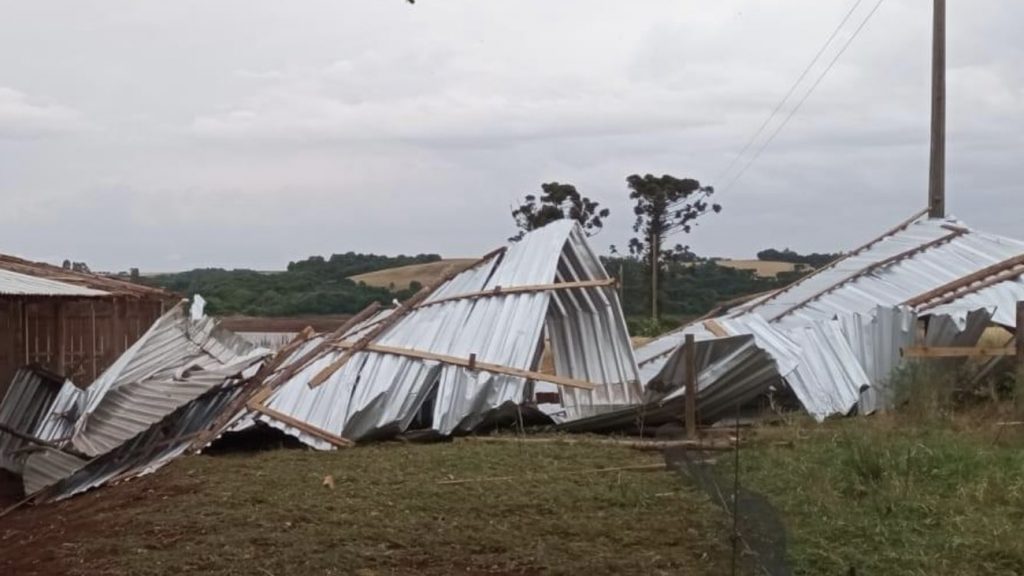 Frente fria chegou com chuva forte isolada e temporal localizado