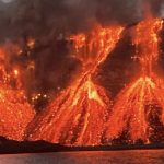Novo rio de lava do vulcão em La Palma chega ao mar com cascata de fogo