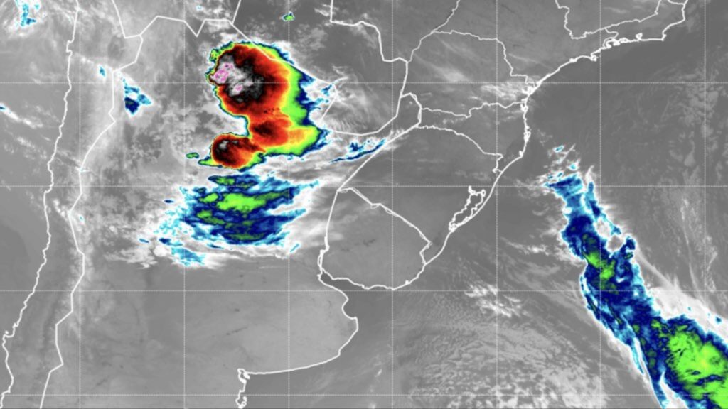 Frente fria chega com vento, quase sem chuva e alivia o calor