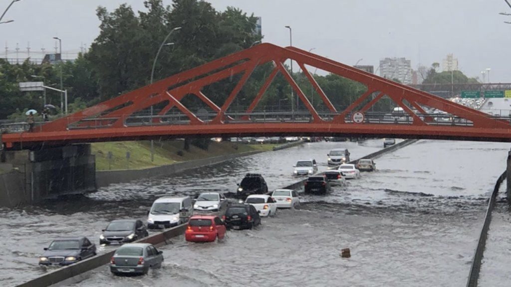 Baixa pressão que formará ciclone alaga em Buenos Aires