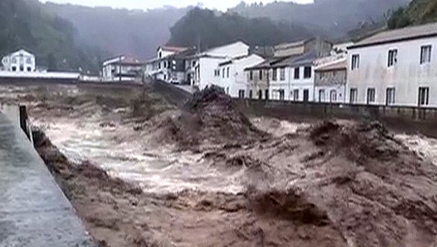 <span class="entry-title-primary">Chuva de até mil milímetros em apenas um mês traz inundações nos Açores</span> <h2 class="entry-subtitle">Arquipélago português enfrenta vários dias seguidos de chuva intensa com deslizamentos de terra e inundações </h2>
