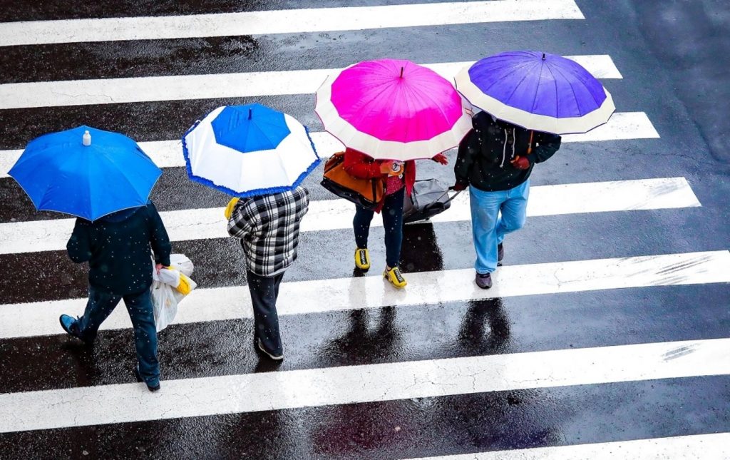 Chuva cai forte em pontos do Sul e chega ao Sudeste do Brasil