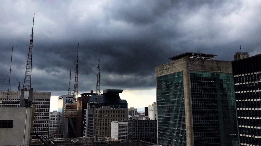 Frente fria muda o tempo em São Paulo amanhã