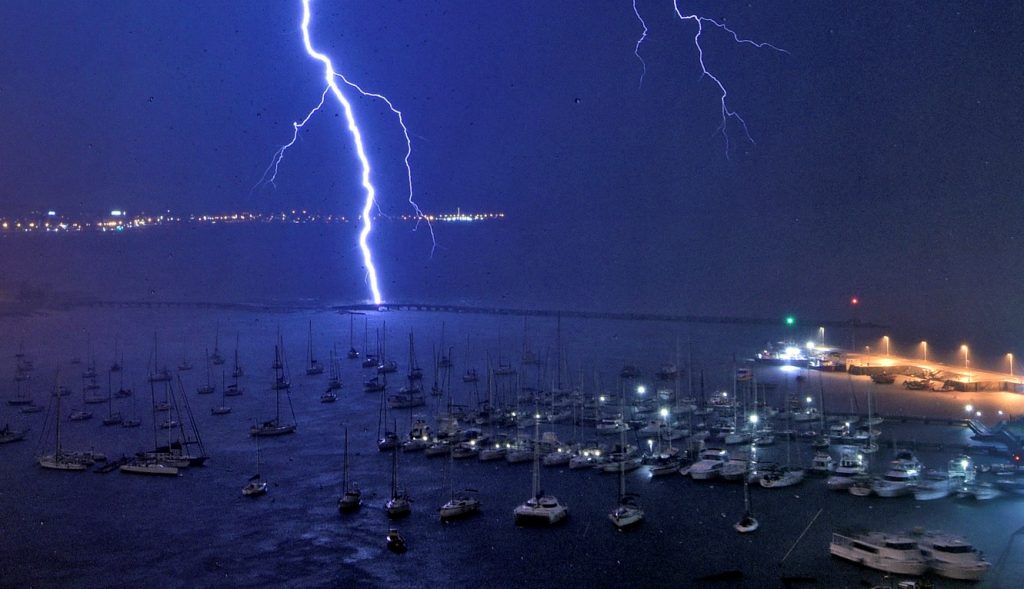 Incrível flagrante de raio em Montevidéu