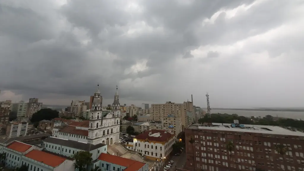 Veja a previsão do tempo para hoje e amanhã (1/12/2021)