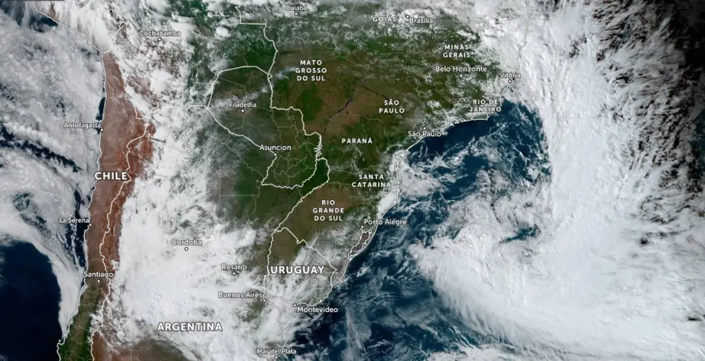 Ciclone se forma na costa do Sul do Brasil e provoca calamidade na Bahia