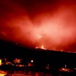 Vulcão em erupção em La Palma registra fortes explosões nesta noite
