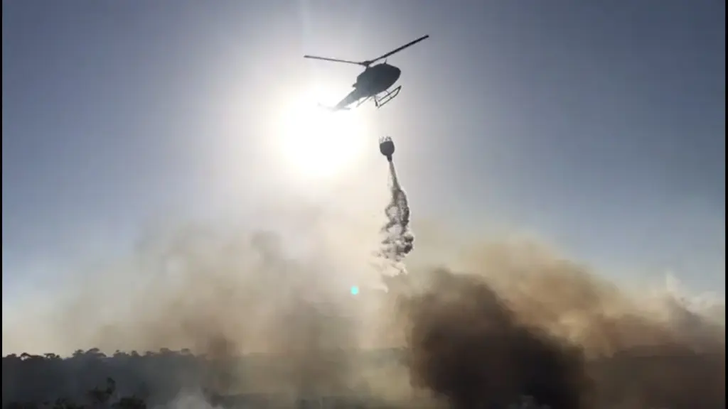 Grande incêndio enfrentado por terra e ar no litoral gaúcho