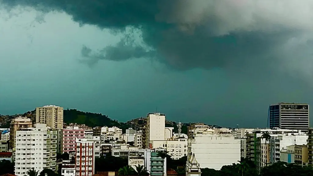 Chuva volumosa pode trazer alagamentos e deslizamentos no Sudeste