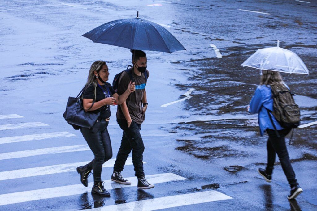 Verão climático começa com chuva em Porto Alegre