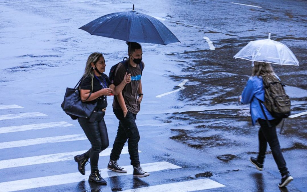Verão climático começa com chuva em Porto Alegre Dezembro largou com chuva em Porto Alegre e trimestre do verão climático promete precipitação abaixo da média pela La Niña