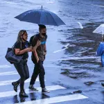 Verão climático começa com chuva em Porto Alegre