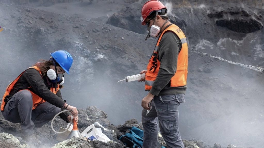 O que os cientistas encontraram ao chegar à cratera do vulcão em La Palma