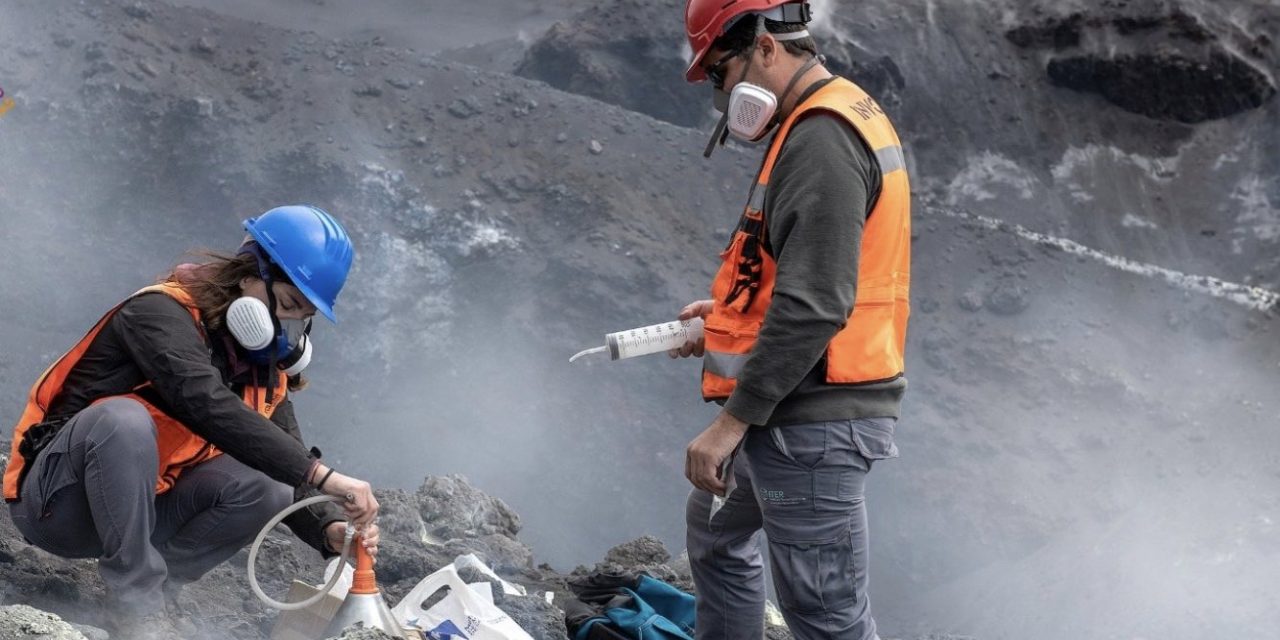 <span class="entry-title-primary">O que os cientistas encontraram ao chegar à cratera do vulcão em La Palma</span> <h2 class="entry-subtitle">Pesquisadores chegaram à cratera depois de três meses de erupção e fizeram achados geológicos fascinantes </h2>