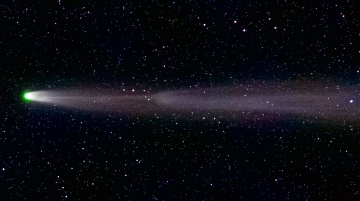 La asombrosa cola del cometa Leonard