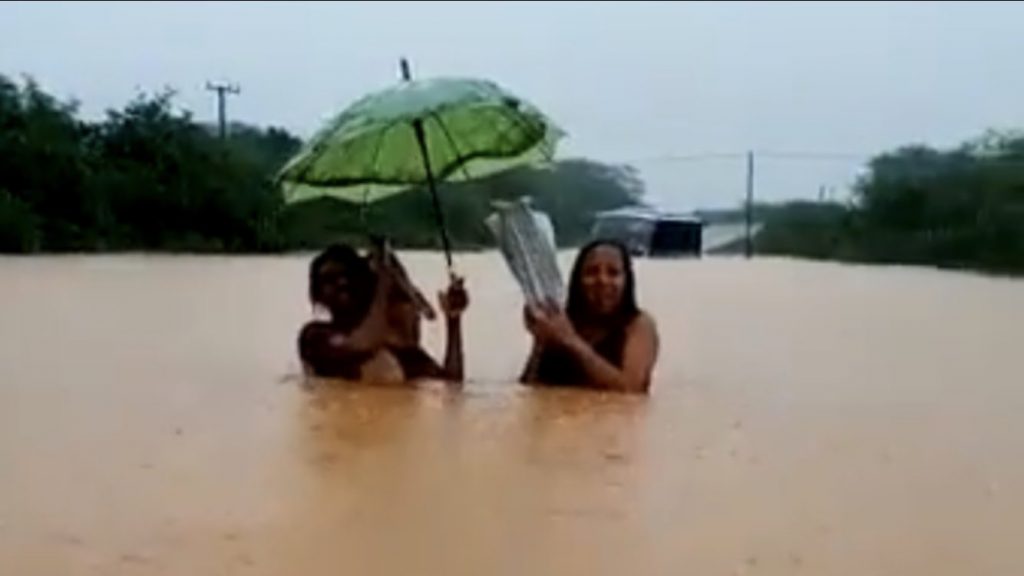 Emergência e estragos em Natal sob as águas na Bahia