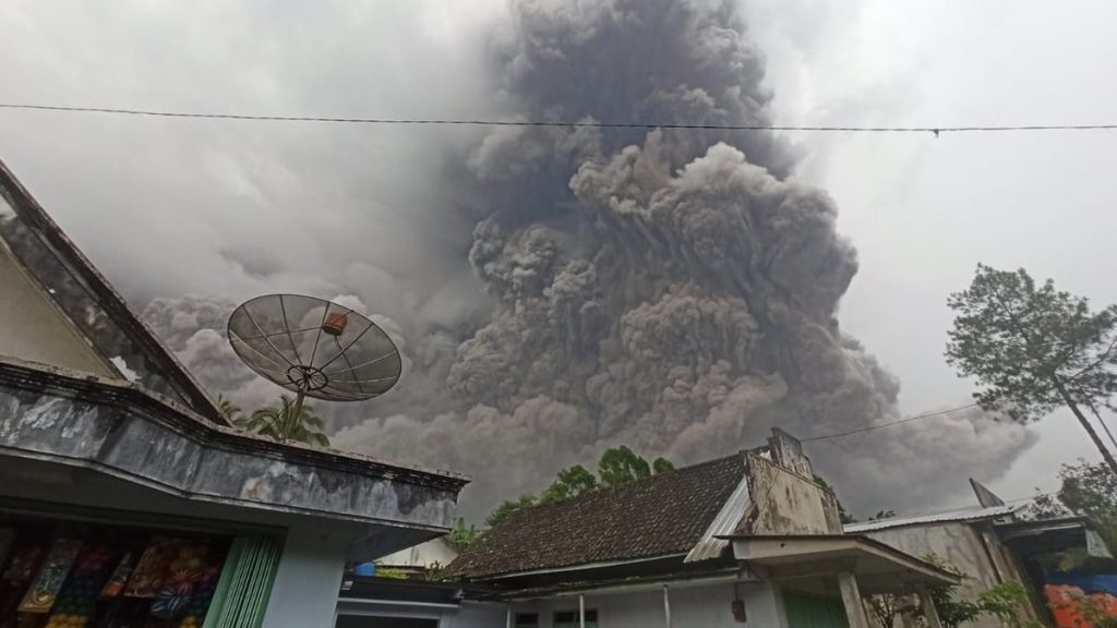 Grande erupção de vulcão na Indonésia provoca pânico em Java