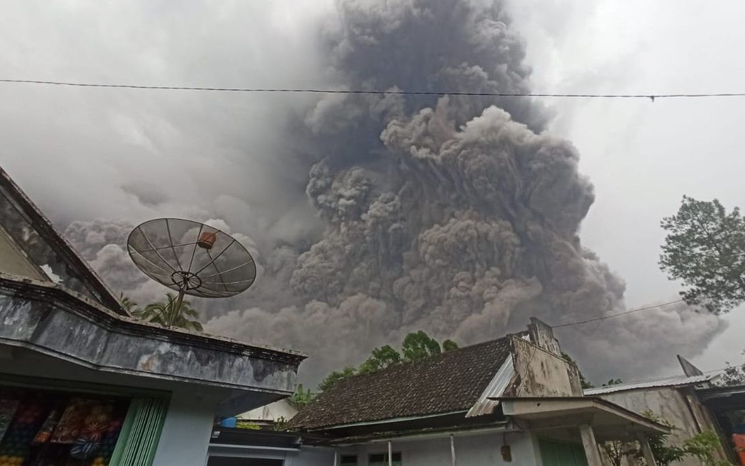 Grande erupção de vulcão na Indonésia provoca pânico em Java Monte Semeru explodiu neste sábado e provocou uma nuvem de cinzas que atinge 15 quilômetros de altura com alerta vermelho para a aviação