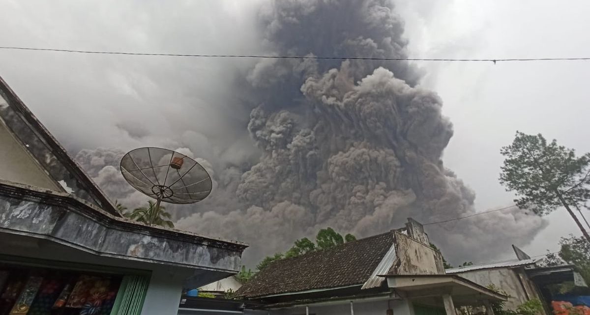 <span class="entry-title-primary">Grande erupção de vulcão na Indonésia provoca pânico em Java</span> <h2 class="entry-subtitle">Monte Semeru explodiu neste sábado e provocou uma nuvem de cinzas que atinge 15 quilômetros de altura com alerta vermelho para a aviação</h2>