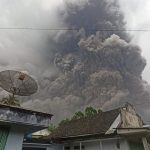 Grande erupção de vulcão na Indonésia provoca pânico em Java