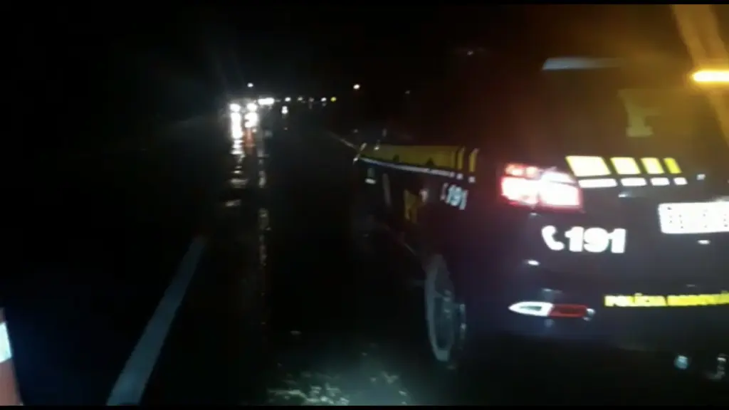 Chuva alaga BR-116 e carros ficam submersos em Barra do Ribeiro