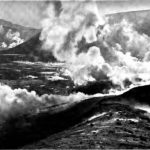 Erupção de vulcão provoca nuvem de cinzas e alerta a aviões após um século