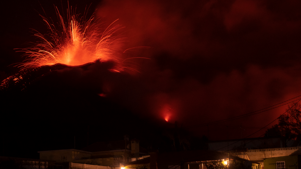 Vulcão em erupção em La Palma lança grandes bombas vulcânicas