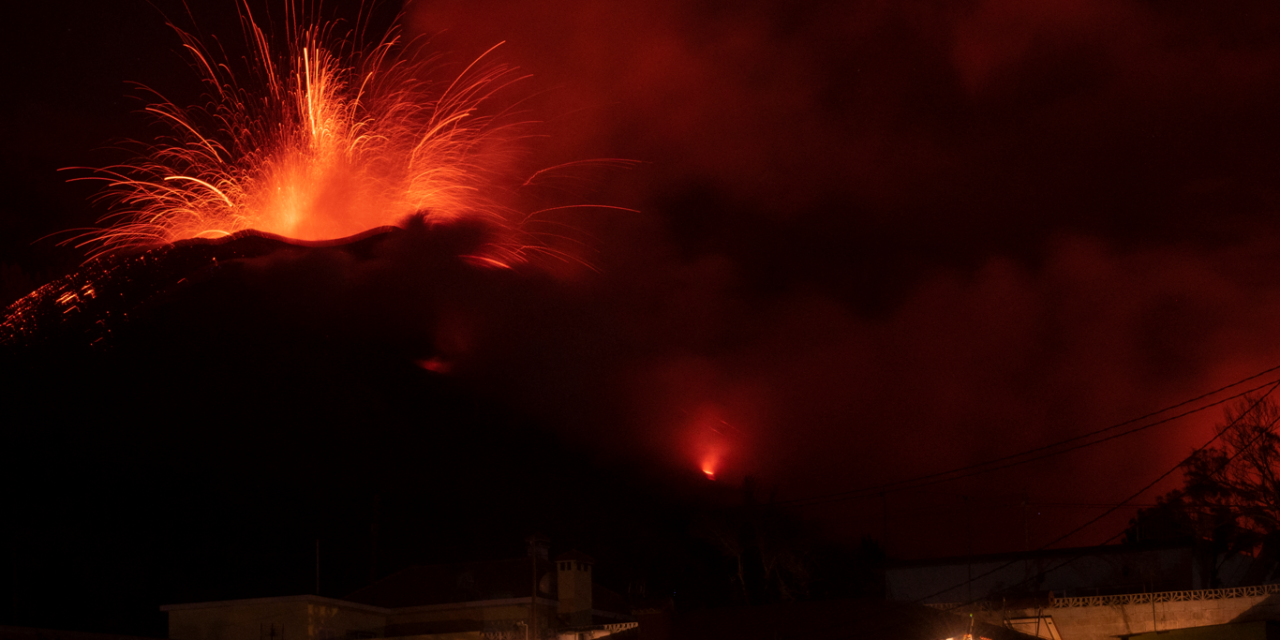 <span class="entry-title-primary">Vulcão em erupção em La Palma lança grandes bombas vulcânicas</span> <h2 class="entry-subtitle">Vulcão Cumbre Vieja registra uma grande intensificação da erupção desde o fim de semana após um período de estabilidade </h2>