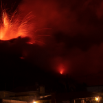 Vulcão em erupção em La Palma lança grandes bombas vulcânicas