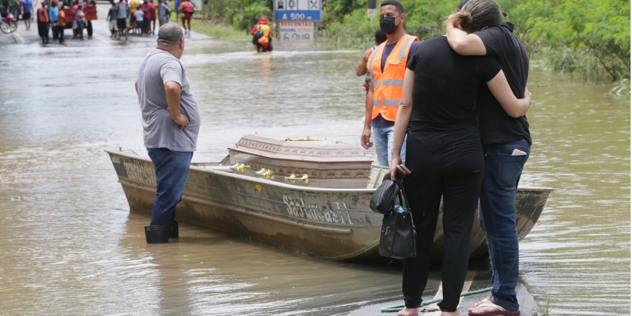 <span class="entry-title-primary">Imagens revelam a extensão da catástrofe da chuva na Bahia</span> <h2 class="entry-subtitle">Imagens das enchentes catastróficas mostram como o povo baiano enfrenta uma das maiores tragédias da história do estado com a chuva excessiva</h2>