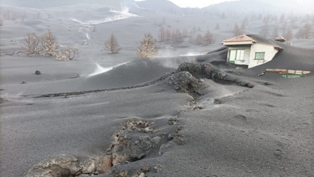 Boca de lava do vulcão se abre na porta de uma casa em La Palma