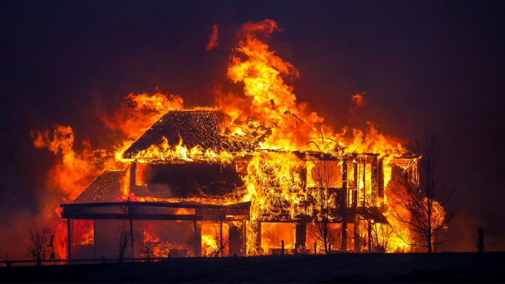 Ano termina com cidades destruídas por incêndios nos Estados Unidos