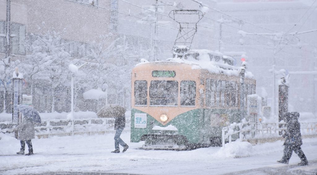 Neve bate recorde no Japão e chega a dois metros de altura