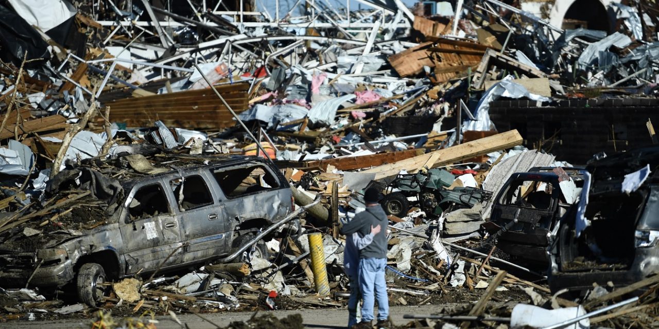 <span class="entry-title-primary">A esperança soterrada nos escombros do tornado</span> <h2 class="entry-subtitle">Domingo foi de buscas frenéticas de resgatistas nos destroços de casas, prédios e fábricas destruídos pelo tornado em Kentucky</h2>