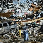 A esperança soterrada nos escombros do tornado
