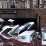 Porto Alegre debate derrubar muro da enchente; Nova York ergue