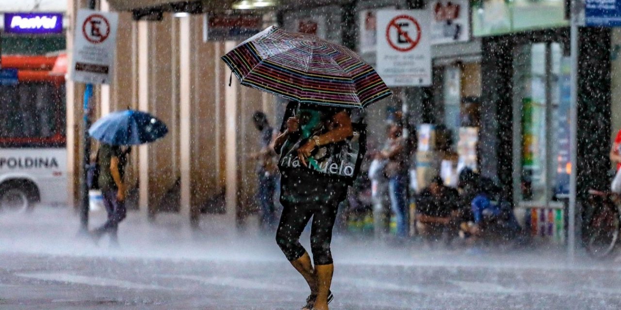 <span class="entry-title-primary">Chuva de 40% da média do verão inteiro em poucas horas</span> <h2 class="entry-subtitle">Porto Alegre e várias cidades da região metropolitana amanheceram alagadas após precipitação de até 130 mm em poucas horas</h2>