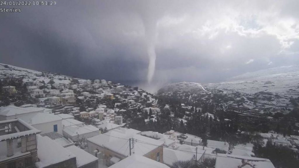 Tornado é registrado em meio a uma nevasca na Grécia