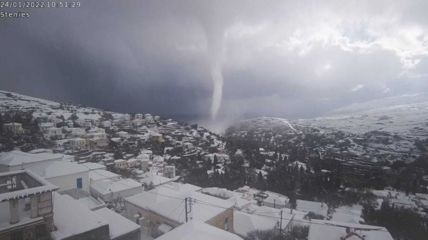 <span class="entry-title-primary">Tornado é registrado em meio a uma nevasca na Grécia</span> <h2 class="entry-subtitle">Situação muito rara e curiosa de um tornado avançando sobre terreno nevado ocorreu no litoral grego durante forte nevada </h2>