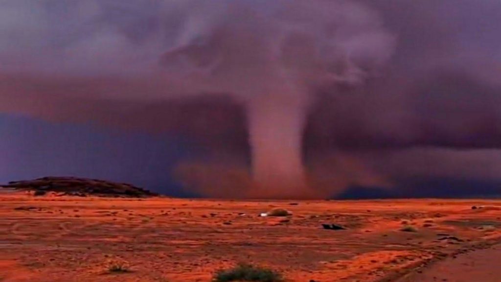 Neve e tornado em pleno deserto da Arábia Saudita